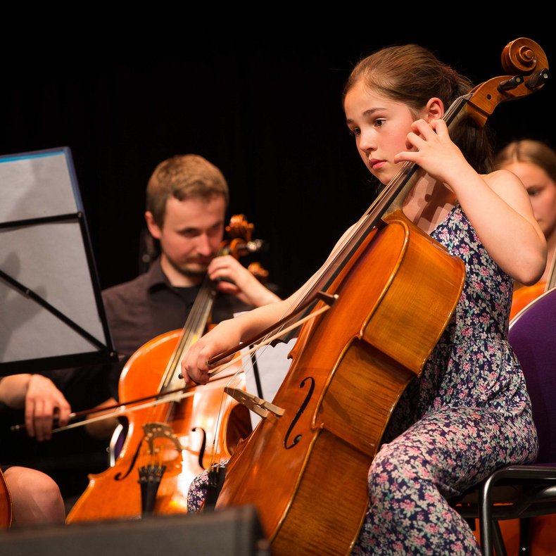 Mädchen spielt konzentriert Cello
