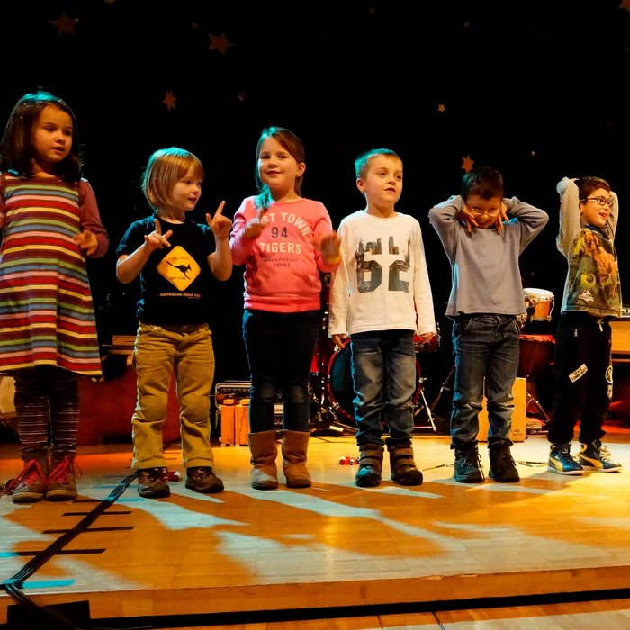 singende Kinder stehen auf der Bühne