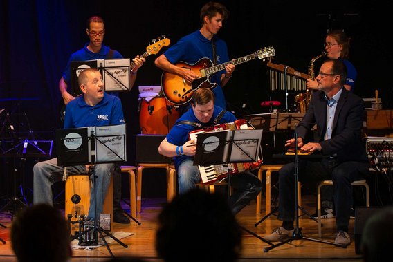 Musikschulleiter Robert Wagner spielt mit 5 weiteren Menschen, mit und ohne Behinderung in einer Jazz-Combo