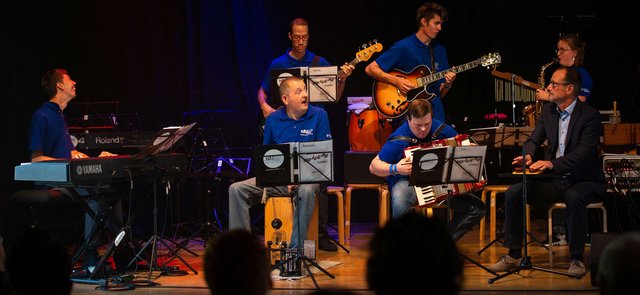 Ein Gruppenfoto bei einem Auftritt des Ensembles Vollgas Combo der Musikschule Fürth