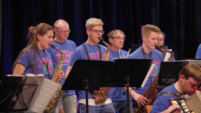 Gruppe von Saxofonist:innen, alle tragen das Festival-T-Shirt FIS 2017