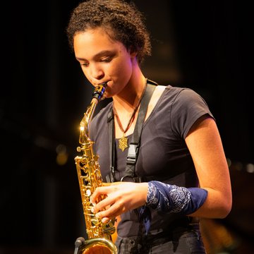 Jugendliche spielt Saxofon