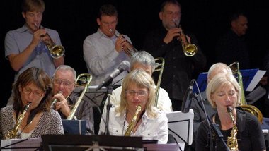 Big Band mit erwachsenen und Senior:innen