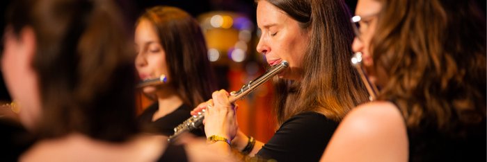 Lehrerin Daniela Holweg spielt gemeinsam mit Schülerinnen Querflöte