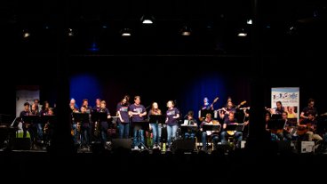 Vollgas Connected: Totale der Bühne mit rund 30 Musiker:innen
