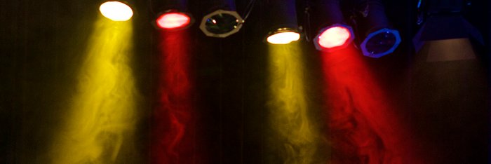 Rote und gelbe Scheinwerfer