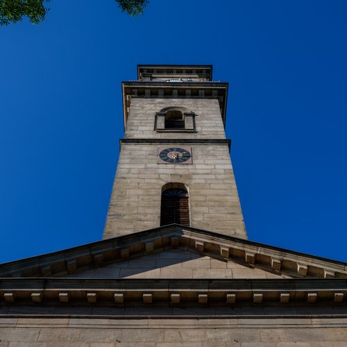 Kirchturm der Auferstehungskirche vor blauem Himmel