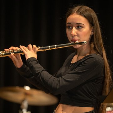 Jugendliche spielt Querflöte
