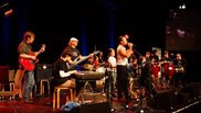 Eine Rock-Band auf der Bühne 