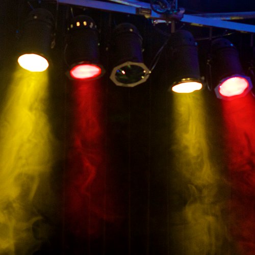 gelbe und rote Scheinwerfer