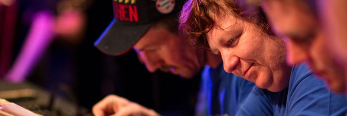 Erwachsene Menschen mit Behinderungen spielen Tischharfe