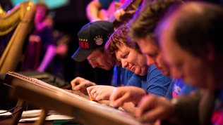 Erwachsene Menschen mit Behinderung spielen Tischharfe