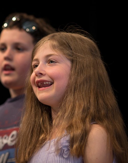 vier Kinder im Grundschulalter singen mit strahlenden Gesichtern, Auftritt beim Sommerfest 2017 der Musikschule Fürth