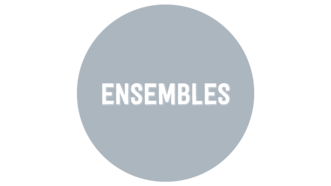 hellgrauer runder Button mit Aufschrift Ensembles