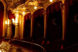 beleuchtete Logenplätze im Stadttheater Fürth