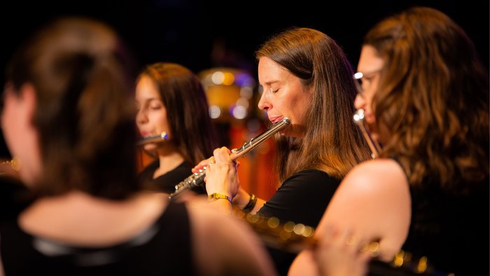 Lehrerin Daniela Holweg spielt gemeinsam mit Schülerinnen Querflöte