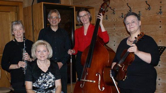 Gruppenfoto des Kaffeehausorchesters: 5 Personen mit Instrumenten