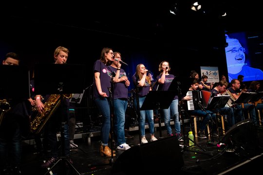 Die Band Vollgas Connected auf der Bühne, im Zentrum vier Sänger:innen