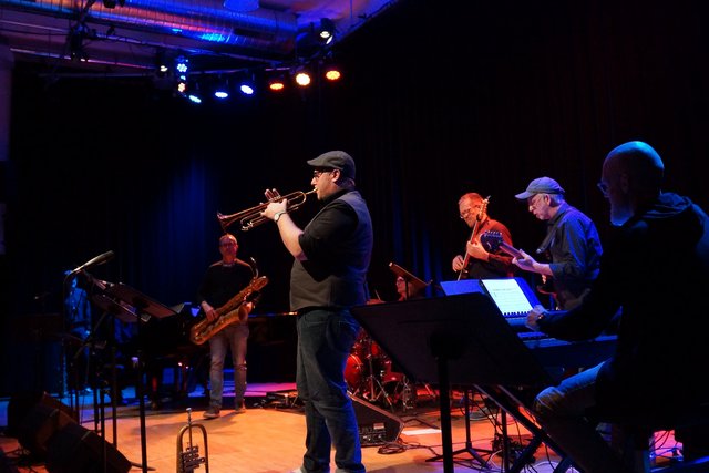 Stefan Schalanda, Trompete. Im Hintergrund die Band