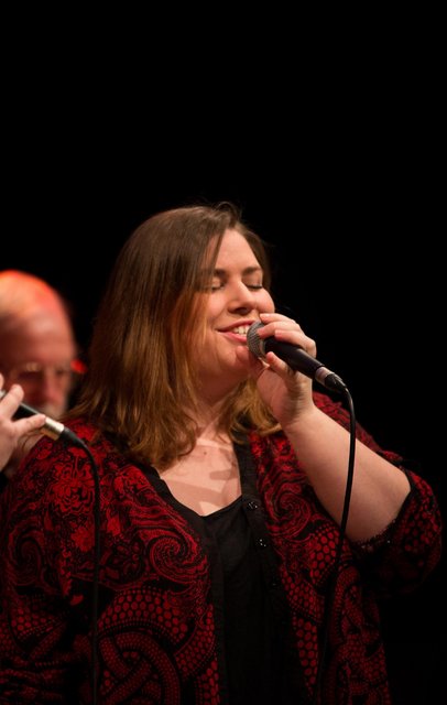 zwei erwachsene Sängerinnen mit Mikros in der Hand singen leidenschaftlich