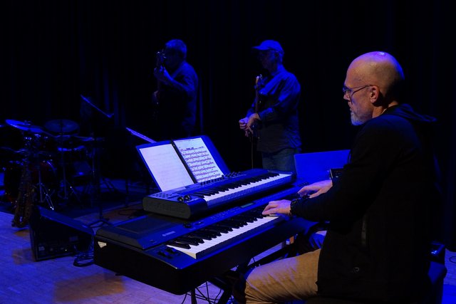 Klavierdozent Stefan Holweg an den Keyboards.