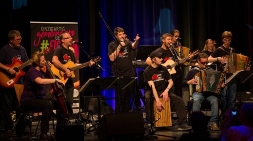 Die Band Mundwerk mit verschiedenen Instrumenten, darunter auch die Steirische Harmonika