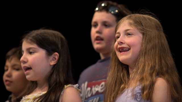 Singende Kinder im Grundschulalter