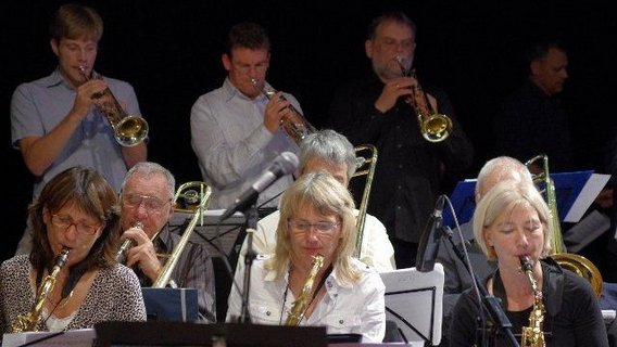 Big Band mit erwachsenen und Senior:innen