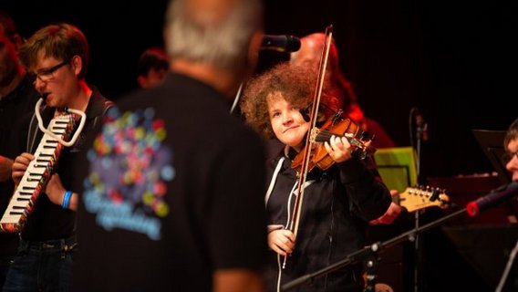 Die Band Groove Inclusion, im Zentrum ein Mädchen mit Geige