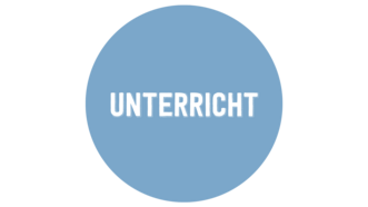 mittelblauer runder Button mit Aufschrift Unterricht