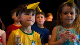 Kleinkinder, Auftritt Sommerfest Musikschule Fürth Kinder mit gelben Papierschnäbeln auf dem Kopf