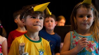 Kleinkinder, Auftritt Sommerfest Musikschule Fürth Kinder mit gelben Papierschnäbeln auf dem Kopf