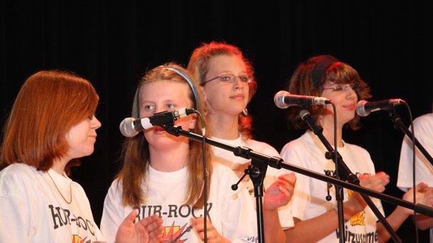 Vier Mädchen singen auf der Bühne des inklusiven Soundfestivals der Musikschule Fürth
