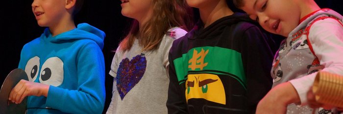 Grundschulkinder mit Percussioninstrumenten