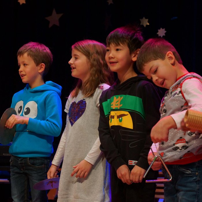 Grundschulkinder mit Percussioninstrumenten