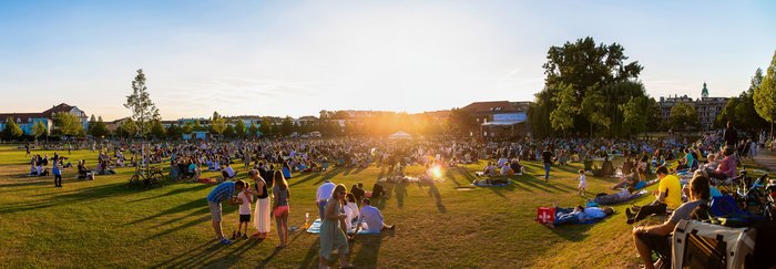 Panorama Klassik Open Air der Musikschule im Südstadtpark, Publikum picknickt bei Sonnenuntergang
