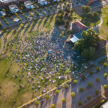 Luftansicht Open Air Konzert vor der Musikschule im Südstadtpark