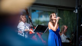 Sängerin mit Mikro bei Open Air Konzert
