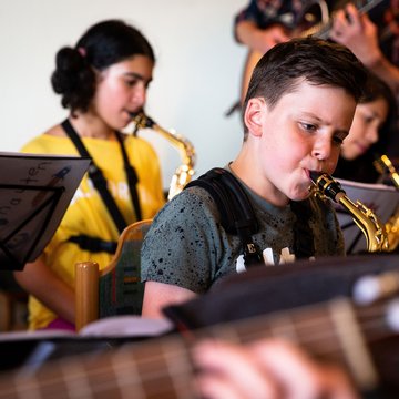Kinder spielen Saxofon