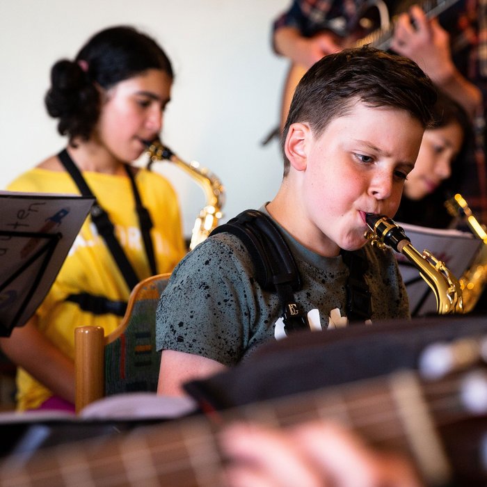 Kinder spielen Saxofon