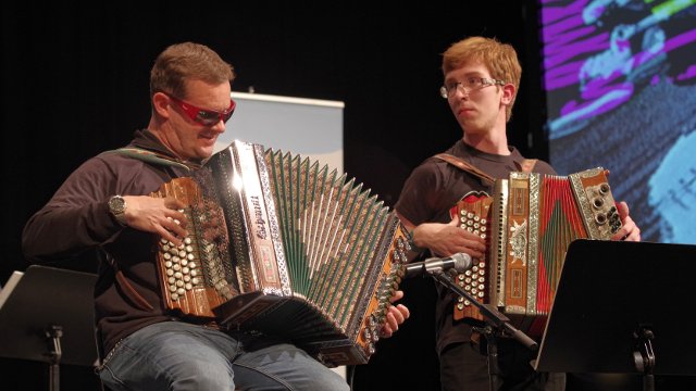 Zwei Musiker mit Steirischer Harmonika