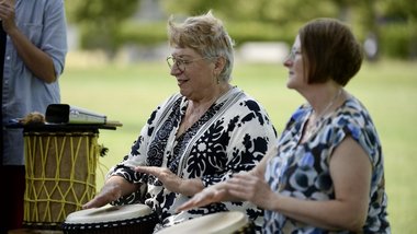 Faruen spielen Djembe