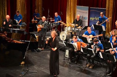 Auftritt Vollgas Connected 50 Jahre Theaterverein Gala 50 Jahre Theaterverein Gala - Auftritt Sängerin Jutta Czurda mit Musikschulband Vollgas Connected