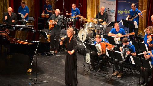 50 Jahre Theaterverein Gala - Auftritt Sängerin Jutta Czurda mit Musikschulband Vollgas Connected