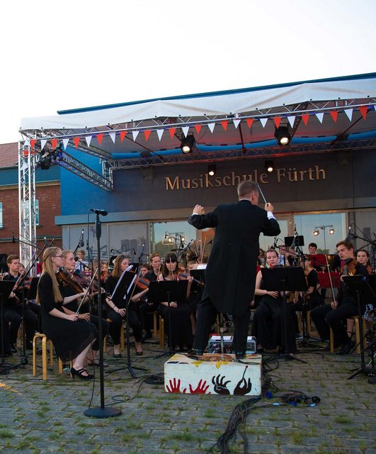 Das Nachwuchsorchester der Jungen Fuerther Streichhoelzer beim Klassik Open Air vor der Musikschule im Südstadtpark Fürth