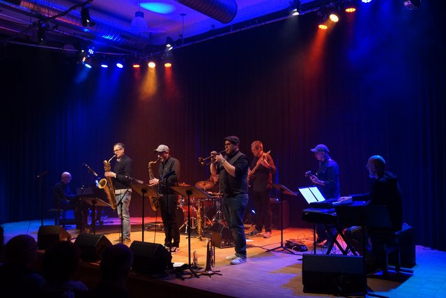 Dozentenband beim Eröffnungskonzert auf der Bühne