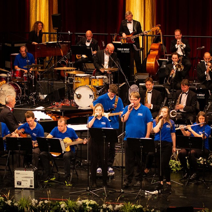Das Musikschulensemble Vollgas Connected und die Thilo Wolf Big Band gemeinsam auf einer großen Bühne