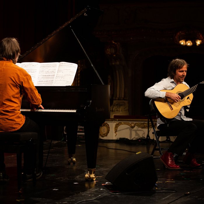 Zwei Lehrer (Klavier und Gitarre) auf der Bühne