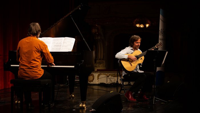Zwei Lehrer (Klavier und Gitarre) auf der Bühne