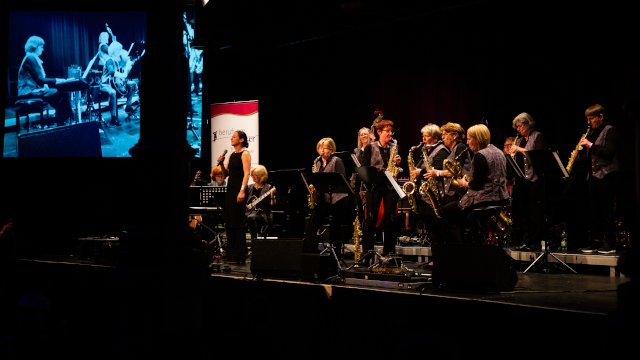 Die Schicken Swingschnitten: eine Frauen-Big-Band 